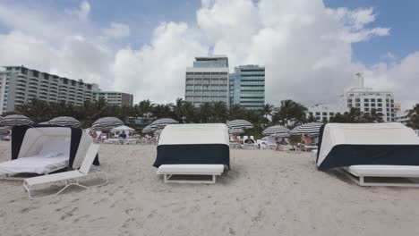 Moderno-Hotel-Frente-Al-Mar-Con-Elegantes-Cabañas-Y-Sombrillas-A-Rayas-En-La-Playa-De-Arena-Blanca-De-Miami