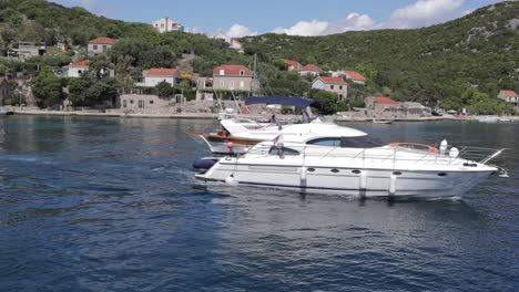 Barcos-Navegando-En-El-Espacio-Acuático-De-Croacia