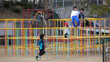 Kinder-Spielen-Auf-Dem-Zaun-Einer-Japanischen-Parkstruktur