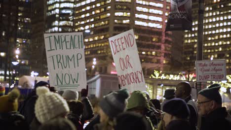 Demonstranten-Versammeln-Sich-Vor-Dem-Rathaus-Von-Philadelphia,-Um-Die-Amtsenthebung-Von-Präsident-Donald-J.-Trump-Zu-Unterstützen