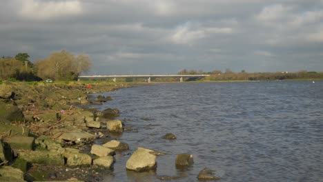 Fluss-Castletown-In-Der-Nähe-Von-Drogheda-Mit-Der-Autobahn-M1-Im-Hintergrund-Sichtbar,-Irland