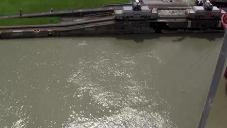 Mulas-Locomotoras-Eléctricas-Guían-Un-Barco-A-Través-Del-Canal-De-Panamá