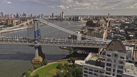 NYC-New-York-Luftaufnahme-Eines-V411-Drohnenüberflugs-über-Die-Dumbo-Waterfront-Parks,-Der-Den-Verkehr-Auf-Der-Manhattan-Bridge-über-Den-East-River-Und-Die-Stadtlandschaft-Der-Innenstadt-Von-Brooklyn-Erfasst-–-Aufgenommen-Mit-Mavic-3-Pro-Cine-–-September-2023