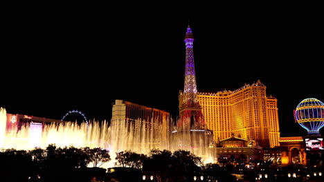 Bellagio-Music-Fountain-Y-Brillantes-Edificios-Stip-En-La-Noche,-Las-Vegas,-Nevada,-EE.UU.