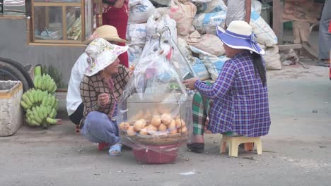 Kambodschanische-Frauen-Verkaufen-Frische-Brötchen-Und-Brot-Auf-Dem-Straßenmarkt,-Phonm-Penh