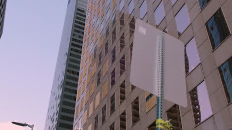 Vista-De-Las-Ventanas-Rotas-Del-Edificio-En-El-Centro-De-Houston-Después-De-Una-Gran-Tormenta