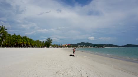 Chico-De-Pie-En-La-Playa-De-Cenang-En-La-Isla-De-Langkawi