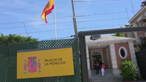 La-Entrada-Al-Palacio-De-La-Moncloa-O-Palacio-De-La-Moncloa-Es-La-Residencia-Oficial-Y-Lugar-De-Trabajo-Del-Presidente-Del-Gobierno-En-Madrid,-España