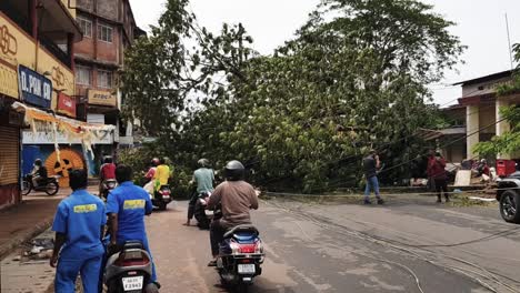 Arbeiter-Einer-Indischen-Stadt-Räumen-Nach-Dem-Zyklon-Tauktae-Einen-Umgestürzten-Baum-Weg,-Der-Die-Stadtstraße-Blockiert