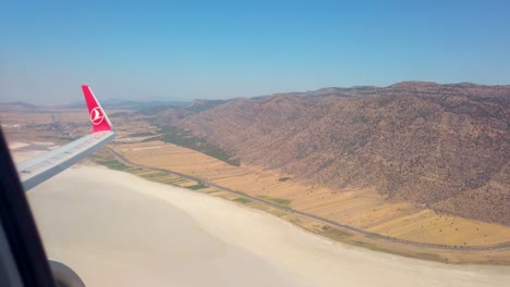 Herrliche-Nebellandschaft-Durch-Das-Glasfenster-Eines-Flugzeugs-Gesehen