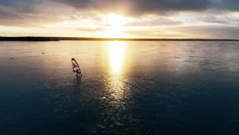 Drohne-Verfolgt-Eis-Windsurfer-Dolly-Rechts-Sonnenuntergang