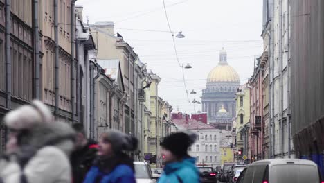 Die-Belebten-Straßen-In-Sankt-Petersburg,-Russland,-Umgeben-Von-Einzigartigen-Und-Historischen-Gebäuden-Im-Winter