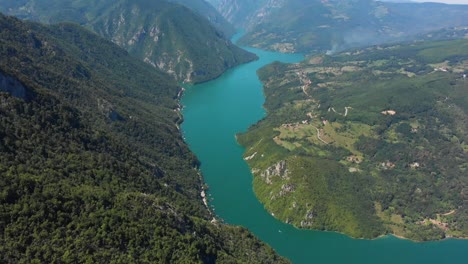 Atemberaubende-Luftaufnahme-Des-Drina-Fluss-Canyons-Und-Der-Umliegenden-Berge