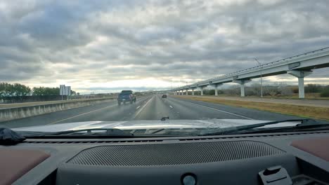 POV---Fahrt-Auf-Der-Interstate-37-An-Einem-Bewölkten-Tag