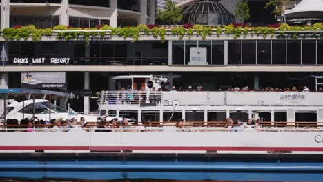 Fähren-Befördern-Glückliche-Touristen-über-Den-Chicago-River