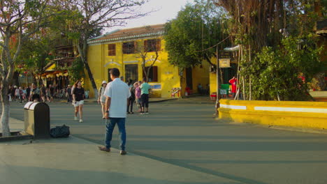 Cinematic-view-of-locals-and-tourists-walking-at-sunset-in-old-town-of-Hoi-an,-Vietnam