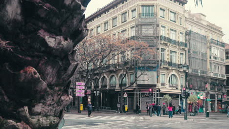 Uhd-4k-Plaza-De-La-Reina-En-Valencia-En-Un-Día-Tranquilo,-Brumoso-Y-Nublado