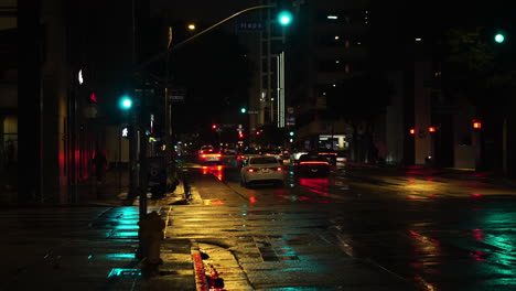 Los-Angeles,-USA,-Nachtverkehr-Auf-Nassen-Straßen-Nach-Regen,-Straßenlaternen,-Autos-Und-Gebäude-In-Der-Innenstadt