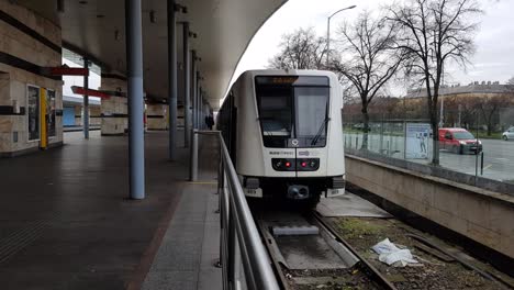 Estación-De-Metro-Örs-Vezér-Tere-En-Budapest-Hungría-Parada-De-Metro