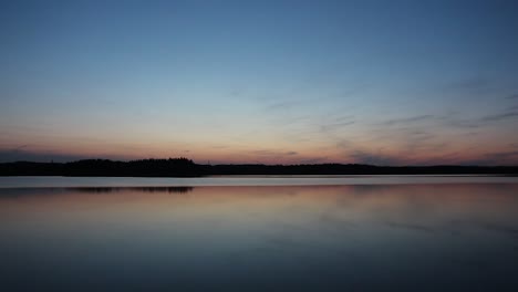 Un-Lago-Aislado-Y-Tranquilo