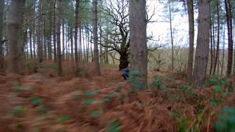 Cámara-De-Cable-Siguiendo-Una-Bicicleta-De-Montaña-Por-Un-Sendero-En-Cannock-Chase