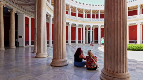 Menschen-Bewundern-Die-Zappeion-Halle-In-Athen,-Griechenland,-Bewegungsansicht