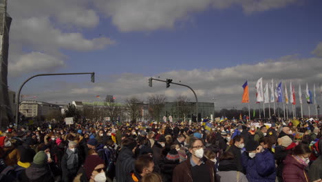 Menschen-Demonstrieren-Und-Halten-Schilder-Für-Den-Frieden-In-Der-Ukraine,-Russland,-Demonstration-Hamburg-Deutschland-Jungfernstieg-Konflikt-Krieg-März