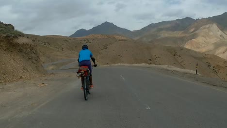 Marathon-Radsport-POV-In-Leh,-Ladakh-Ghats,-Indien