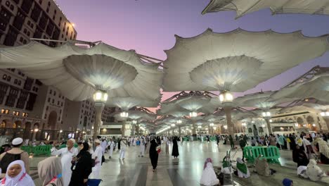 Una-Vista-Nocturna-De-La-Mezquita-Del-Profeta,-Masjid-Al-nabawi,-En-Medina,-Arabia-Saudita