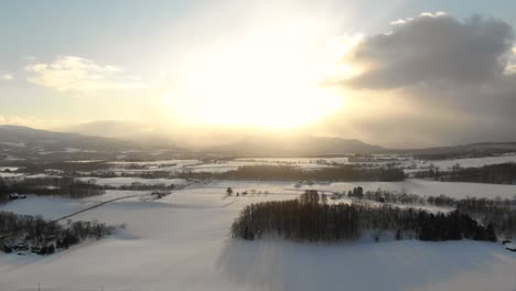 Imágenes-De-Drones-De-4k-De-Pueblos-Rurales,-Caminos-Y-Campos-Nevados-En-La-Ciudad-Rural-De-Esquí-De-Niseko,-Japón,-Durante-La-Puesta-De-Sol-Y-La-Hora-Dorada