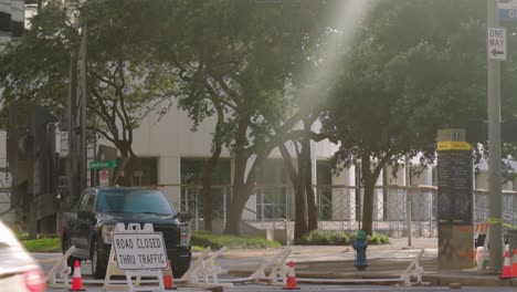 La-Policía-Cierra-La-Carretera-A-Una-Gran-Tormenta-En-El-Centro-De-Houston-Después-De-Que-Los-Edificios-Sufrieran-Daños