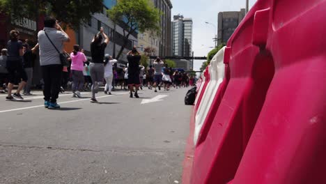 4k-En-Cámara-Lenta-Con-Gente-Bailando-Zumba-En-El-Famoso-Bulevar-José-Larco-Del-Centro-De-La-Ciudad-En-Miraflores-Lima,-Perú