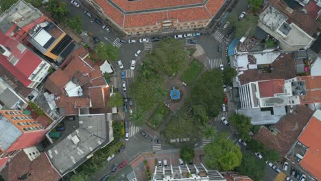 Vista-Aérea-De-Arriba-Hacia-Abajo-Del-Parque-El-Peñón-Al-Atardecer