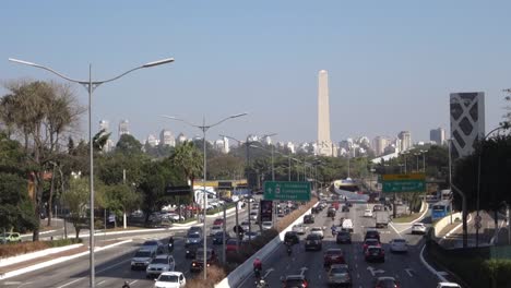 Starker-Verkehr-Auf-Der-Avenue-23-De-Maio,-Einer-Wichtigen-Straße-Der-Stadt