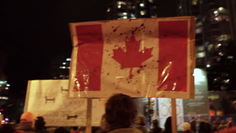 Bandera-Canadiense-Con-Sangre-Salpicada-En-Protesta-En-Los-Juegos-Olímpicos-De-Invierno-De-Vancouver-2010