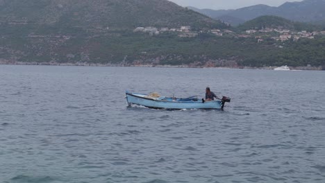 Mann-Segelboot-In-Kroatien