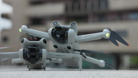 Dos-Mini-Drones-Dji-Aislados-Sin-Persona,-Comparación-De-Quadcopter