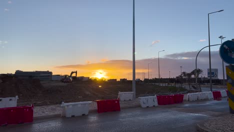 Amanecer-En-Carcavelos-Mientras-Un-Trabajador-De-La-Construcción-Realiza-Su-Trabajo.