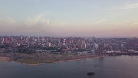 Hyperlapse-Der-Bucht-Von-Asunción,-Mit-Kleinen-Booten,-Die-Den-Fluss-Hinauffahren