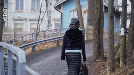 Imágenes-De-La-Elegante-Dama-Caminando-Por-Las-Calles-De-La-Ciudad-De-Helsinki-En-Invierno