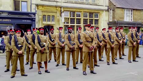 Soldados-Del-Regimiento-Británico,-El-Royal-Anglian,-De-Pie-A-Gusto-En-El-Desfile-En-Uppingham,-En-El-Condado-Inglés-De-Rutland.