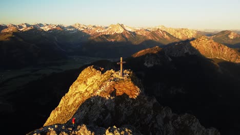 Parallaxe-Um-Einen-Berggipfel-Bei-Sonnenaufgang-Mit-Drohne