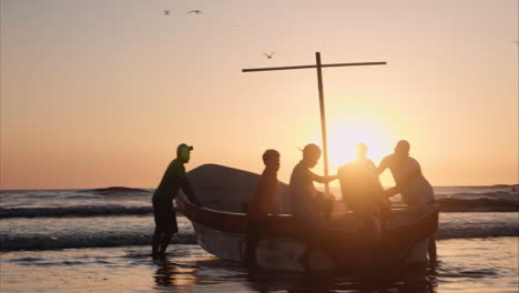 Einheimische-Aus-Nicaragua-Starten-Bei-Sonnenuntergang-Ein-Boot