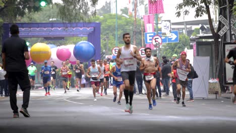 Eine-Gruppe-Von-Läufern-überquert-Beim-Mexiko-Stadt-Marathon-2022-Ein-Tor