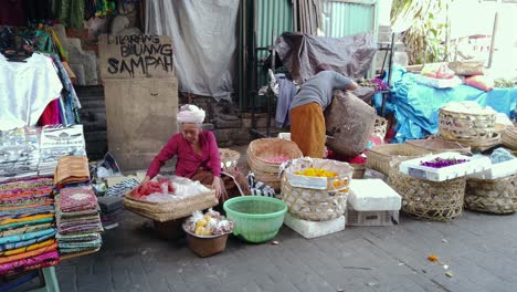 Mujeres-Indonesias-Vendiendo-Productos-En-Un-Mercado-Abierto-Tradicional-En-Las-Calles-De-Ubud.