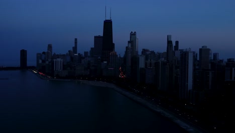 Skyline-Der-Innenstadt-Von-Chicago-Und-Seeufer-Bei-Nacht-Drohne