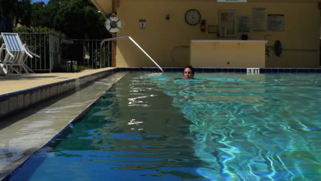 Mujer-De-65-Años-Haciendo-Ejercicio-En-La-Piscina-Y-Disfrutando-De-Su-Jubilación