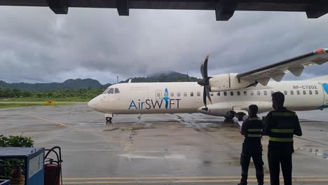 Airswift-Airlines-ATR-72-Turboprop-Flugzeug-Kommt-Am-Ankunftstor-Des-Flughafens-El-Nido-An,-Insel-Palawan,-Philippinen