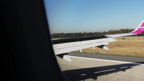 Avión-Aterrizando-En-El-Aeropuerto-De-Frankfurt-Am-Main-Pov-Con-El-Ala-Desde-La-Ventana-Del-Pasajero:-Levanta-Los-Flaps-Para-Reducir-La-Velocidad