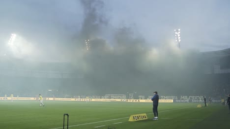 Rauchbomben-Im-Fußballstadion-Während-Eines-Professionellen-Fußballspiels